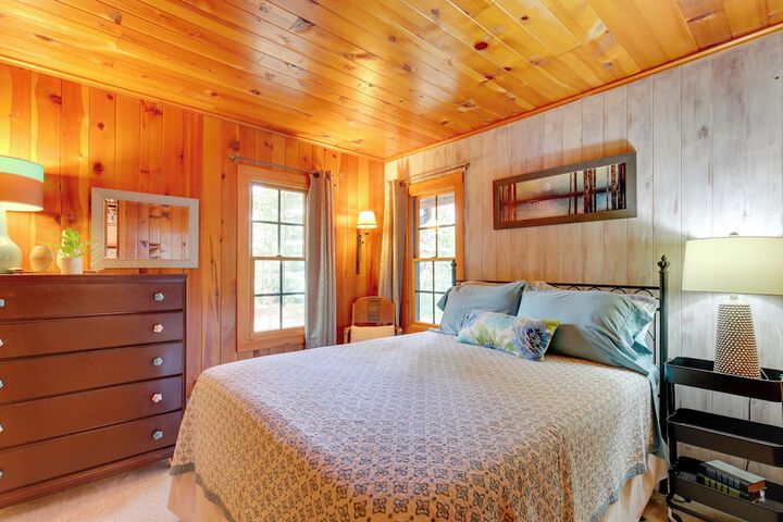 Lakefront Cabin w / Private Dock & Fire Pit!