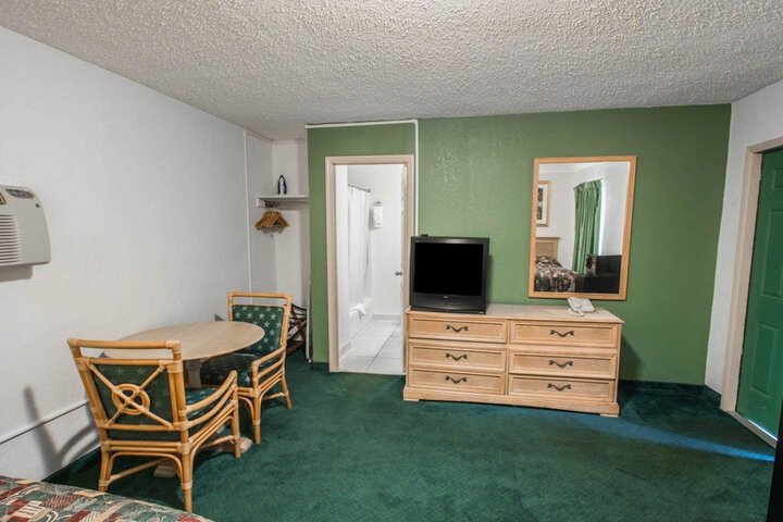 Room 8 of 16