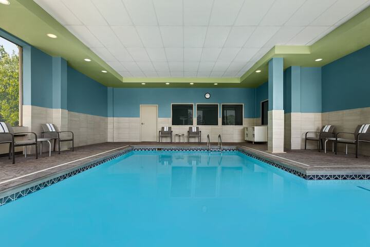 Holiday Inn Express & Suites Akron Regional Airport Area by IHG