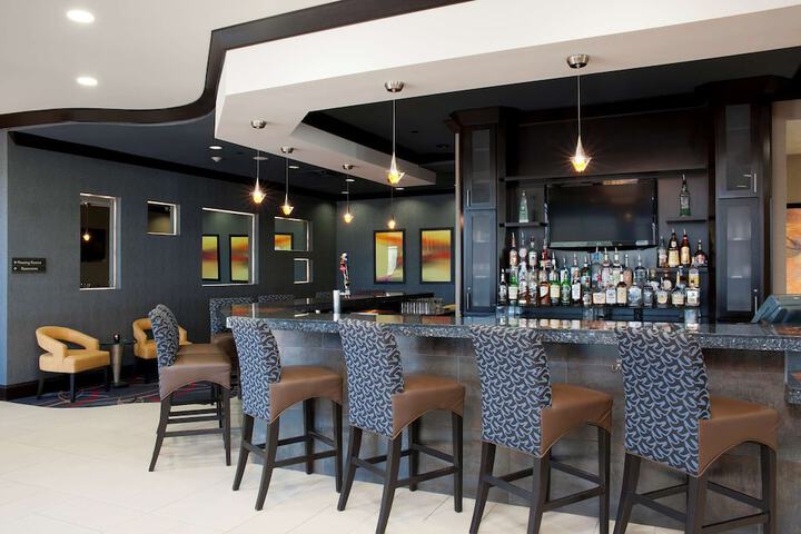 Lounge 72 of 81