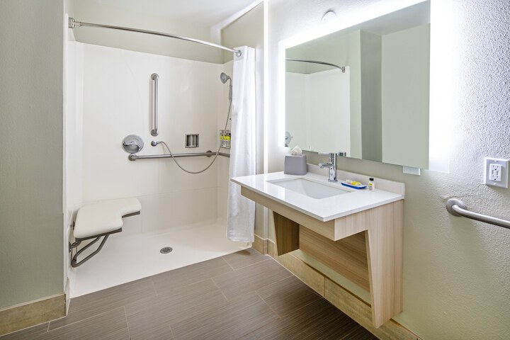 Room 11 of 27