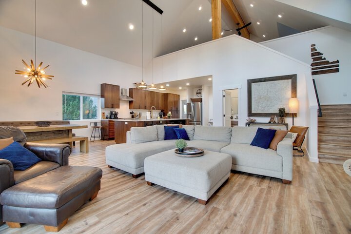 Modern Donnelly Cabin w / Private Hot Tub