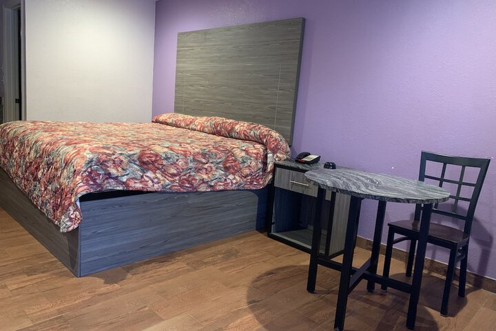 Room 6 of 10