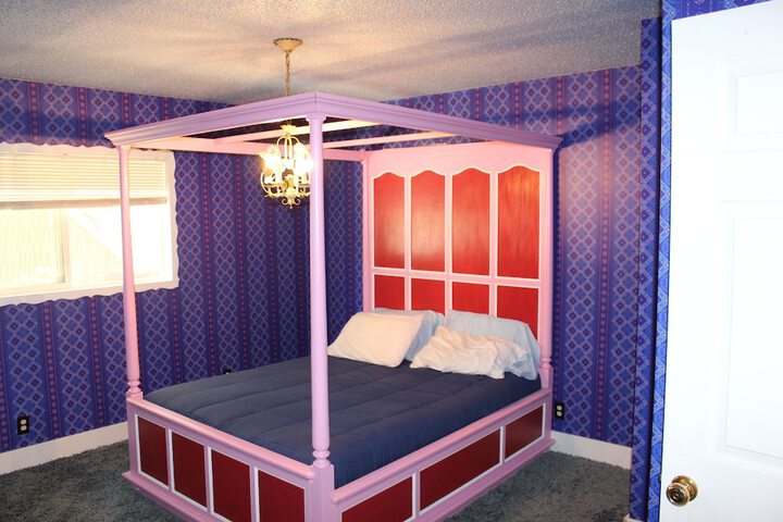 Room 27 of 77