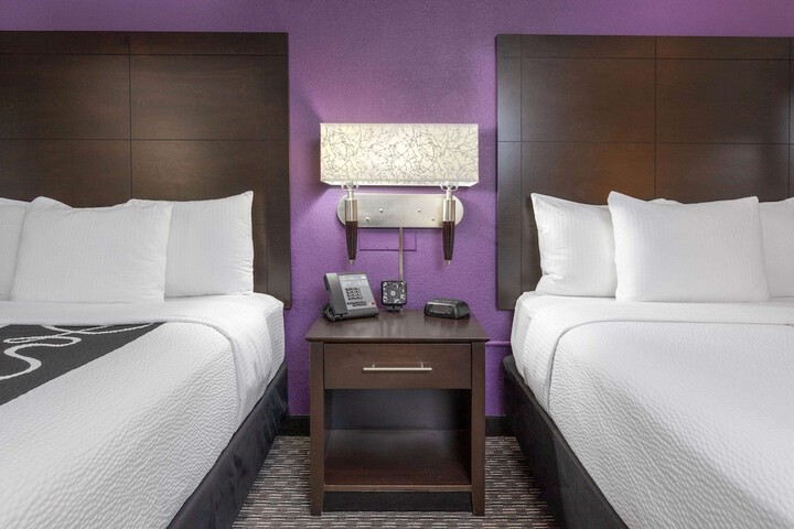 La Quinta Inn & Suites by Wyndham Clifton / Rutherford