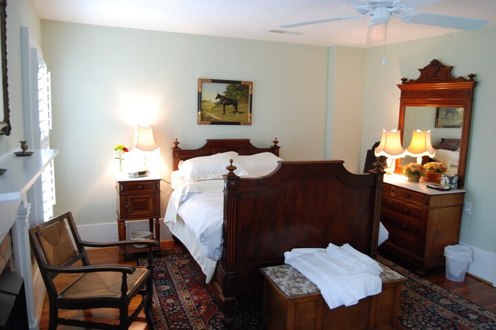 Room 32 of 80