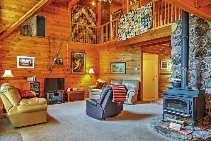 Hot Tub Deck & Trail Access: Shaver Lake Cabin