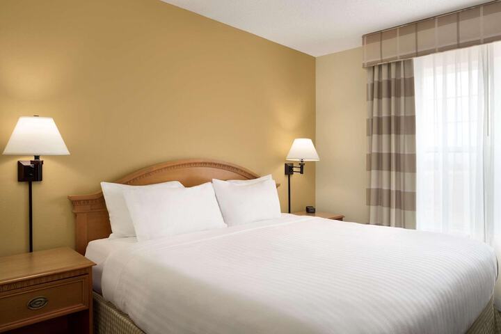 Country Inn & Suites by Radisson Grinnell, IA