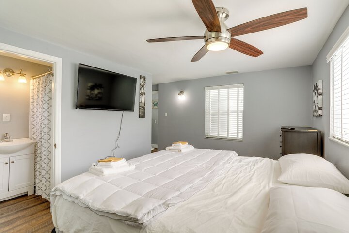 Bright Pinellas Park Getaway w / Private Pool!