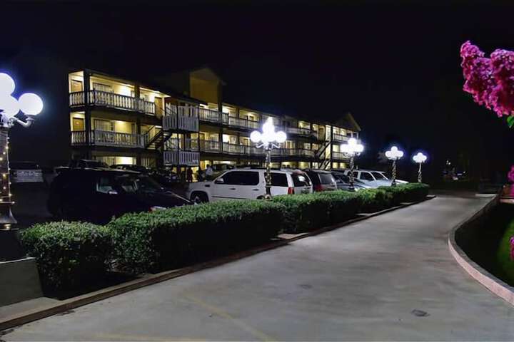 Sunday House Inn and Suites