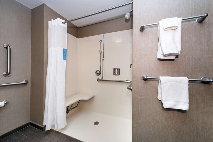 Hampton Inn & Suites Greensboro / Coliseum Area