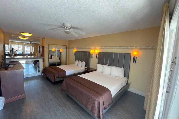 Room 32 of 65