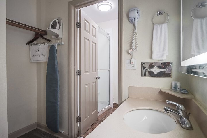 Cottonwood Suites Savannah Hotel & Conference Center
