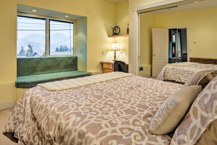 Ketchikan Home: Bay Views 1 / 2 Mi to Hiking Trails