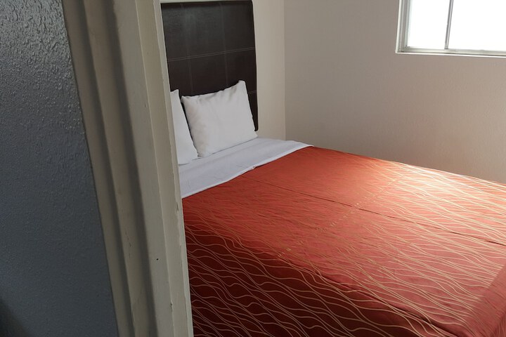 Room 10 of 28