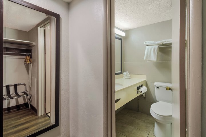 Room 16 of 34
