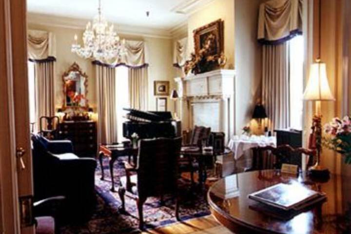 1842 Inn