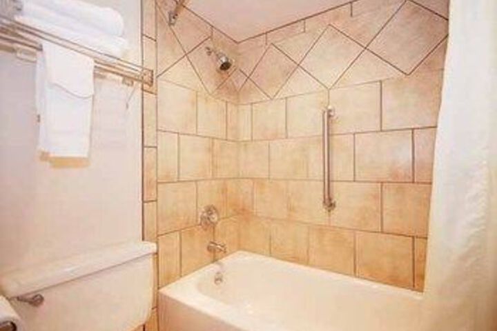 Rodeway Inn & Suites