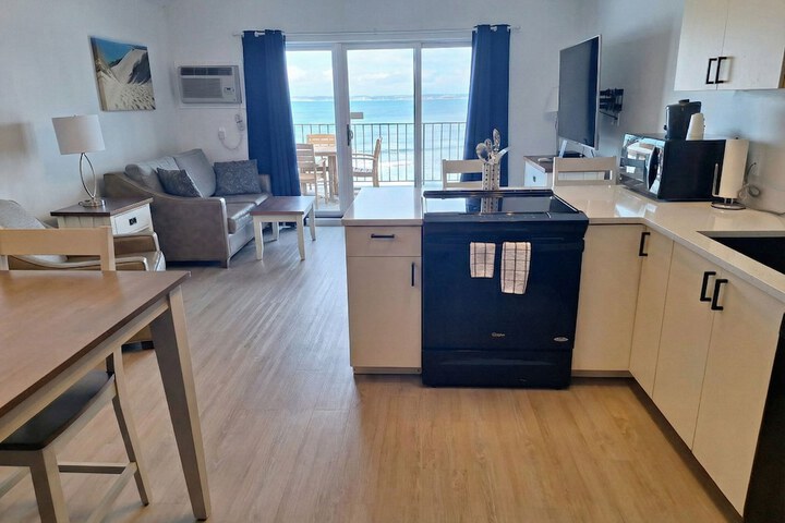 Pointes North Beachfront Hotel – 2 Person Spa Tub Studios