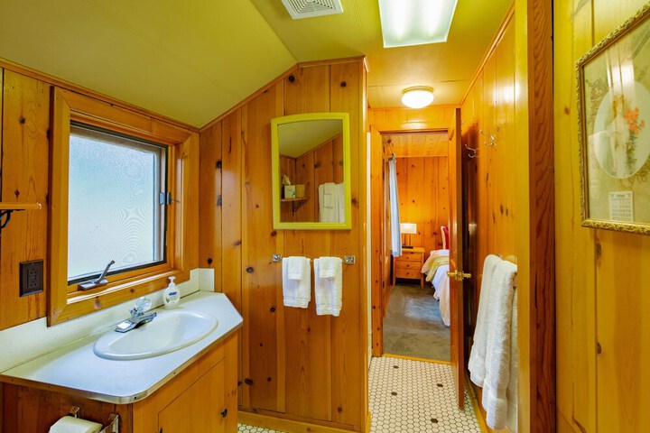 Lake Creek Lodge