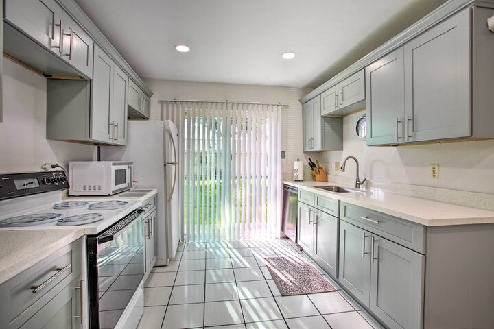 New! Laplace Townhome 9 Mi to Lake Pontchartrain!