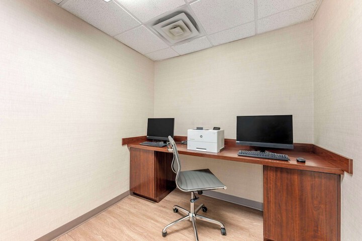 Business Center 33 of 35