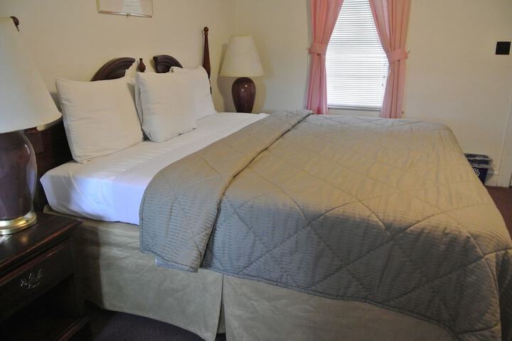 RoseWood Inn
