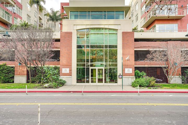Luxe Condo w / Private Patio & Perks in Emeryville!