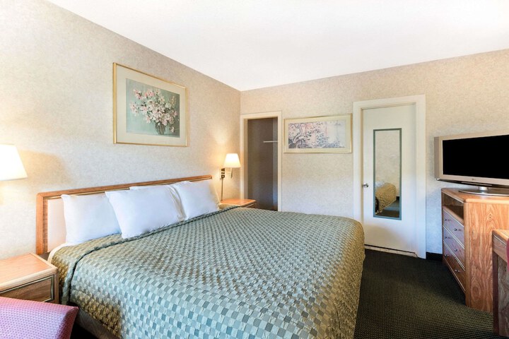 Room 10 of 18
