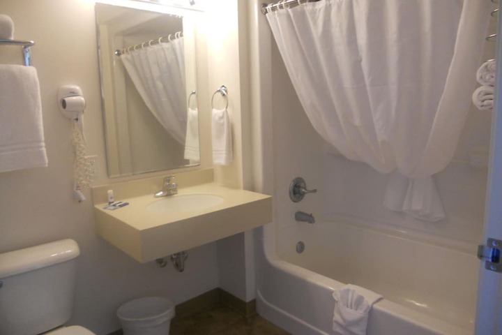 Coho Motel and Suites