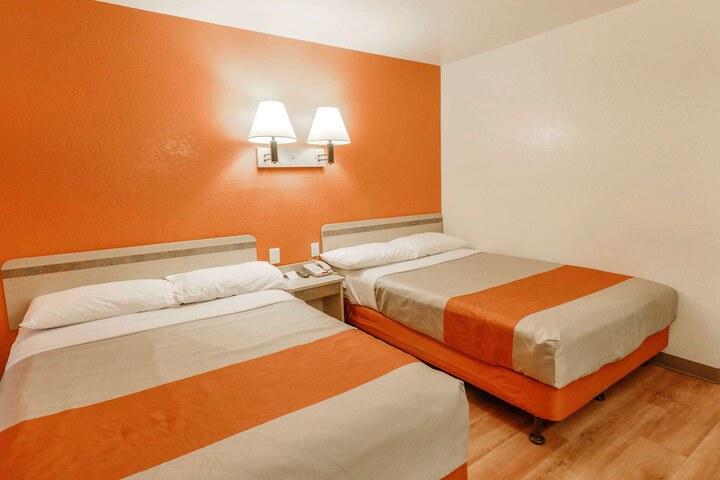 Room 11 of 30