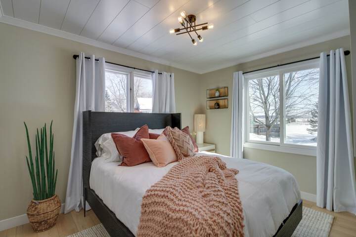 Home Rental on Detroit Lake: Dock Game Room!