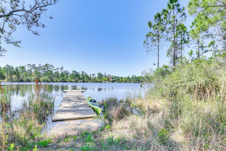 Lovely Carrabelle Home w / Lake Views & Pool Access