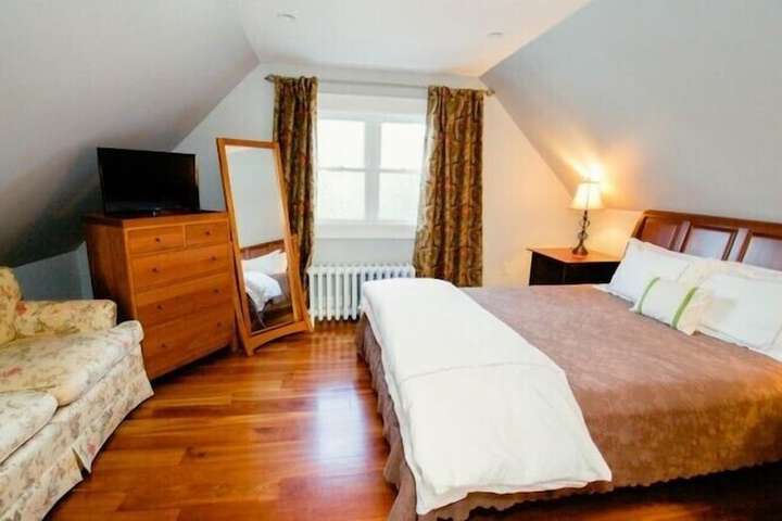 24 East Main Street B & B