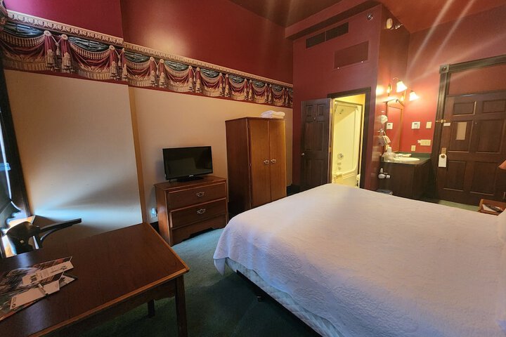 Historic Iron Horse Inn