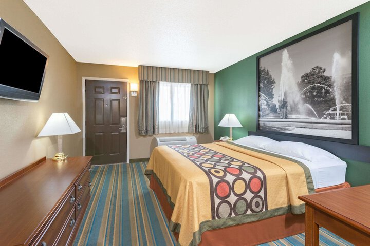 Room 10 of 14