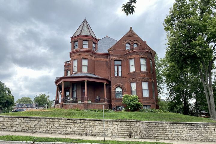 Vineyard Mansion & Carriage House Bed & Breakfast
