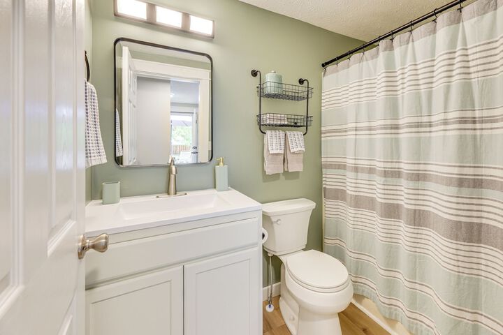 Greenbrier River Retreat w / Deck - Steps to Trail!