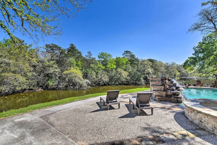 Waterfront Family Home w / Patio in Hitchcock