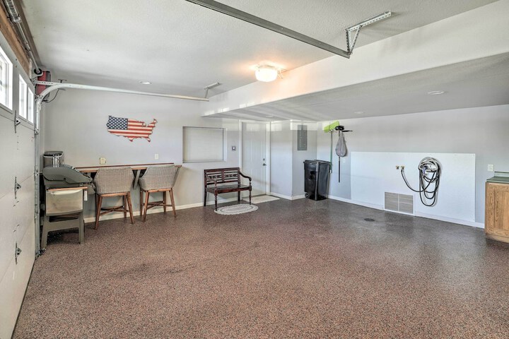 Regal River Retreat in the Heart of Yankton!