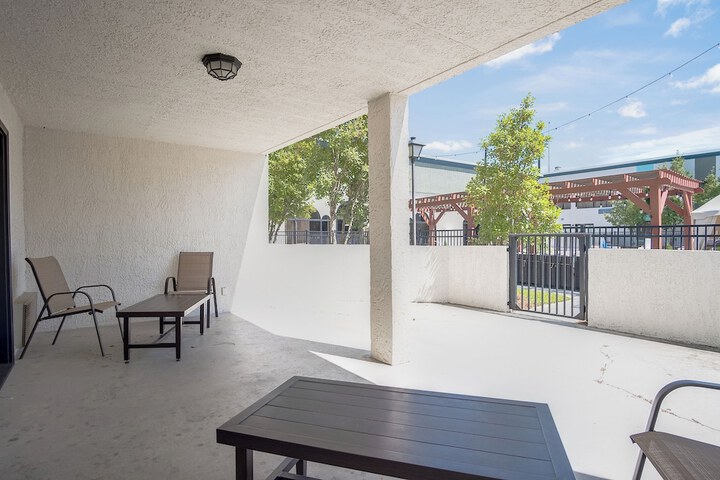 Cottonwood Suites Savannah Hotel & Conference Center