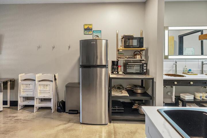Group suite near Six Flags with onsite activities
