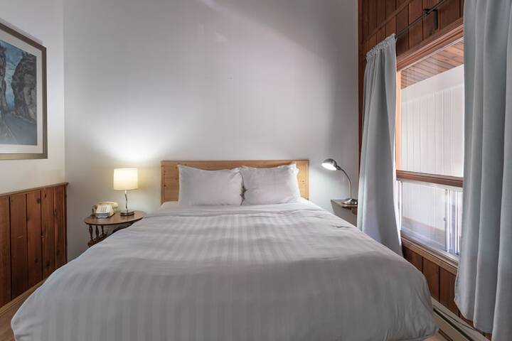 Room 8 of 28