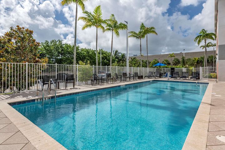 Comfort Suites Fort Lauderdale Airport & Cruise Port
