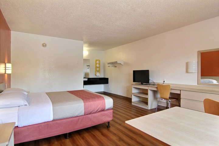 Motel 6 Middleburg Heights OH - Cleveland