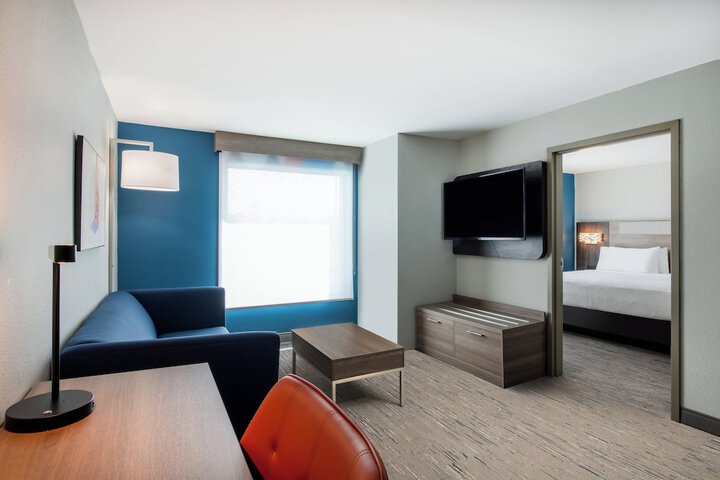 Room 32 of 48