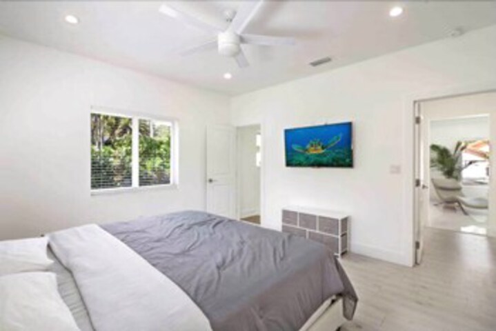 Sleek Miami Shores Residence With Jacuzzi