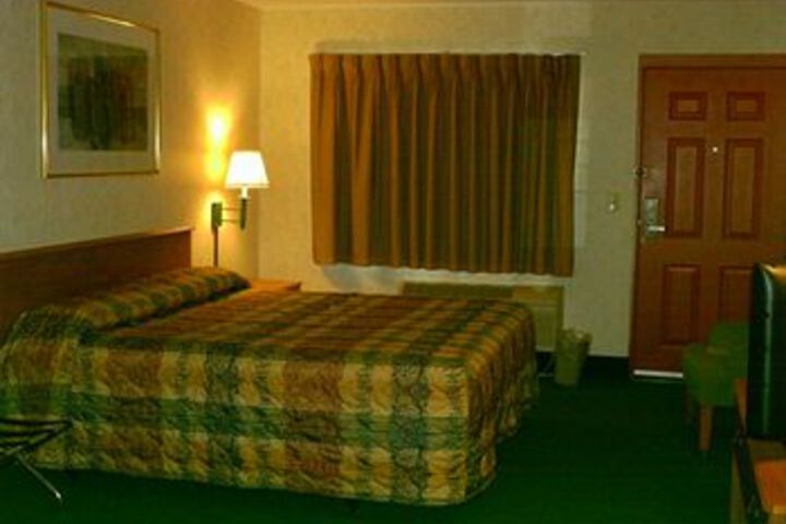 Campton Parkway Inn