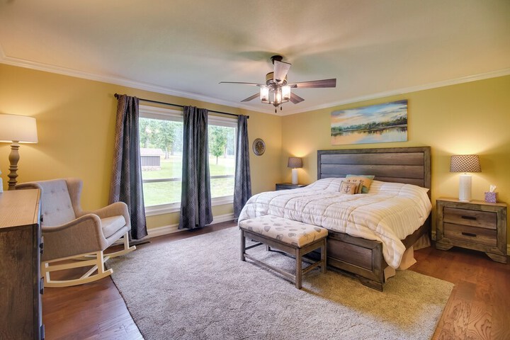 On-site Lake Access: Group Getaway in Afton