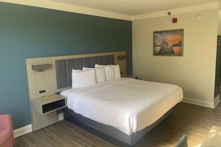Room 13 of 18